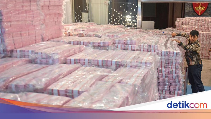 dimarsasongko98's tweet photo. Negara baru sadar kehilangan Rp 371 triliun di hutan. 

Tambang & sawit ilegal. 
Bertahun-tahun. Tanpa izin.

Pertanyaan yang tidak ada di berita:

Selama itu , 

siapa yang tanda tangani izinnya? 
Siapa yang tutup mata? 
Siapa yang menikmati?

Karena hutan seluas 5,88 juta hektar tidak dicuri dalam semalam. 

Dan tidak mungkin tanpa yang di dalam ikut membantu.

Merebut kembali itu bagus. 
Tapi keadilan bukan cuma soal tanahnya dikembalikan , tapi siapa yang mengiziinkan pencuriannya diadili.

Kalau tidak ada yang dipenjara, ini bukan penegakan hukum. 

Ini pergantian penguasa atas aset yang sama.

Sumber : 
https://t.co/MawJ2RvQ4v