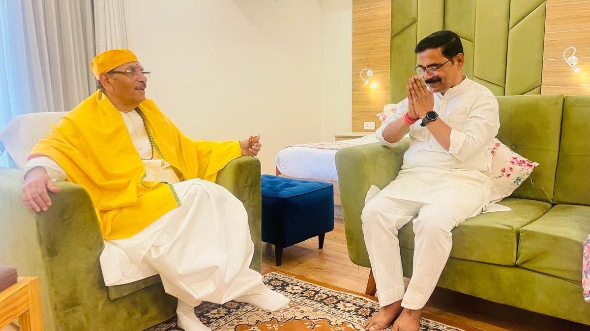 siddharthanbjp's tweet photo. आज प्रातः प्रवास के दौरान पूज्य सुधांशु महाराज जी से मिलकर उनका स्नेहिल आशीर्वाद प्राप्त करने का सौभाग्य मिला।
उनके प्रेरणादायी विचार और आशीर्वचन जीवन में सकारात्मक ऊर्जा तथा समाजसेवा के पथ पर आगे बढ़ने की प्रेरणा प्रदान करते हैं। https://t.co/JbMUtcjFEl