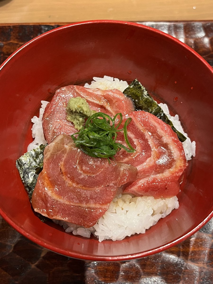 Koichi09's tweet photo. 饗 くろ㐂@浅草橋
飲める冷やし中華そばに出汁巻き玉子
本まぐろ脳天刺身飯を。
多加水が凄い平打ち麺は、本当に飲める♪
啜ってるウチに飲んでます(^^)
具材と味変の梅七味にも抜かりなく、何回でも食べたくなる一杯。
#ラーメン #らーめん #拉麺 #ramen #冷やし中華 https://t.co/8UxiuZAbja