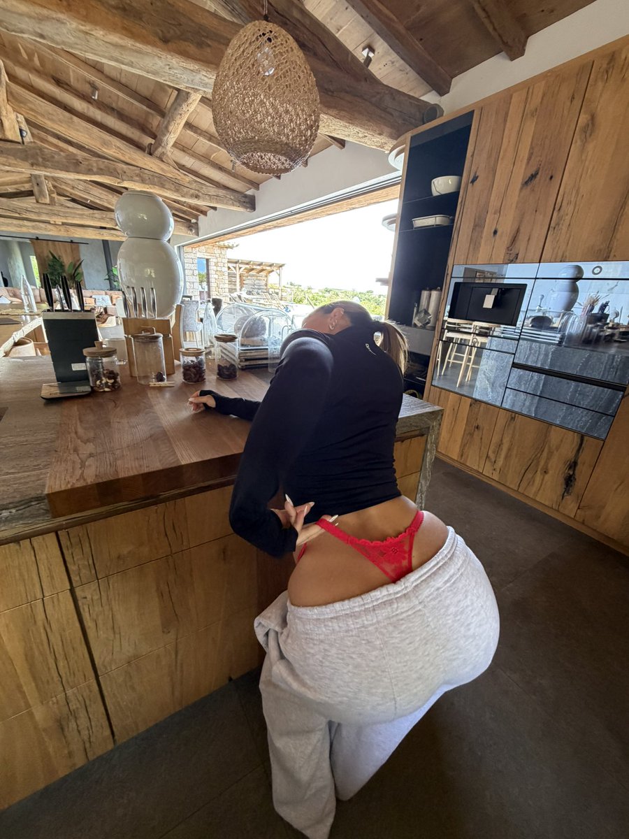 melrealoff's tweet photo. do you like my outfit ? be 100% honest https://t.co/xGi8Krj28y