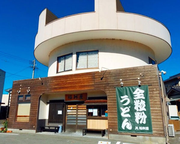shizushin_ats's tweet photo. 浜松市浜名区三ヶ日町にある
「圧力釜もっちりうどん 福桝屋」さん

お釜の形の建物が目印なんだけど
ここのうどん、専用の圧力釜で茹でてて
本当に「もっちり＆ツルツル」なの！

地元食材を使った月替わりや季節限定の創作うどんもあるし、
併設の焼き芋スイーツ店「芋福」もおすすめ！
（こちらは予約がおすすめSNS等を確認👀）

これからの季節のドライブランチにぴったり！
「行ってみたい！」と思ったら、忘れないうちに【保存】してね

📍圧力釜もっちりうどん 福桝屋
https://t.co/1DL8WCYonN