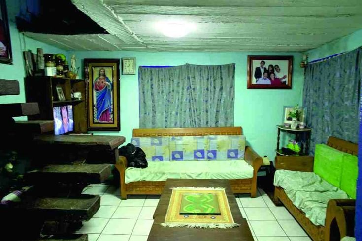 alweixis's tweet photo. if yung backrooms base from the memories of the person trapped/natrap in there ang filipino backrooms ay yung houses from the past with the filipino parents na hoarder kaya maximalist https://t.co/Z6UJwJOFmQ