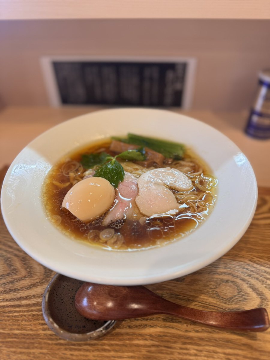 aktjp's tweet photo. 本日の麺活、郡山新規、川俣シャモ生醤油ラーメン（手もみ中華麺）＋味玉〜
#麺活　#ラーメン大好き https://t.co/hfT8vz7Q4V