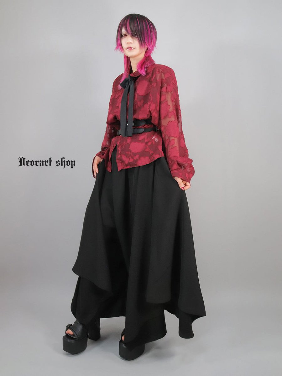 Deorart_shop's tweet photo. 【おすすめアイテム】
程よい透け感でユニセックスに着られるシアーシャツ。 春夏は一枚でメインや羽織りとして、秋冬はパーカーやジャケットのインナーとしてオールシーズン活躍するシャツアイテムです。

https://t.co/iWd5hdgc7Z

＃Deorart

/通販 メンズ レディス ユニセックス お揃いコーデ オカルトホラー ゴシック 病みかわ 地雷系 王子コーデ ヴァンパイア