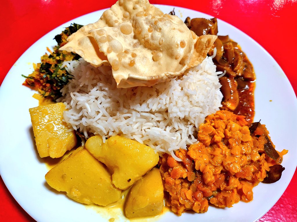 7biryani's tweet photo. 白井市「ランラサ」のライス&amp;カレー(ポーク)。
コックさんが変わり3回目、今回も魅力的な副菜。
ハトゥ(きのこ)やゴーワが絶妙な味付けでライスが進みます。
前のコックさん時代から美味しさに定評があるポークはさらに好みの味に。
日本語勉強中というマヘシュさんが作るスリランカ料理をぜひ！ https://t.co/pj9PvPmxM4