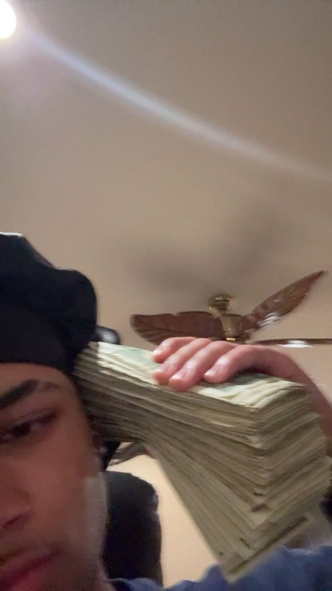 t2sexccc's tweet photo. who needa quick buck 🤔😂 https://t.co/GIVrZjMSFN