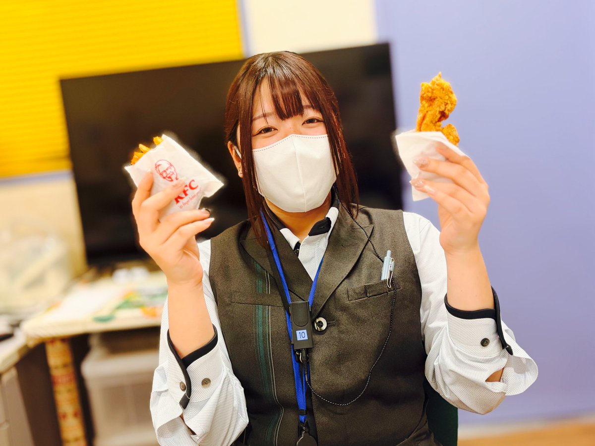 dynam_00278's tweet photo. ＃ダイナムをバズらせたい
トンちゃんです🍝

明日6月6日(土)は…
・静岡ダイナム合同賞品入荷 ✨
・新台入替✨
『Ｐスーパー海物語IN沖縄6』導入

みんな遊びに来てねー
待ってるよっヾ(*>∀<)ﾉﾞ

そして！なにやら
リキえもんと榛原店
 (@dynam_00155) のHigh婆婆が
二人三脚タイヤ引き対決
をしたみたい…ｗｗ

#ケンタッキー 食べて
しっかり体力つけて、
次は参戦しようかな笑🍗💪

＃ダイナム