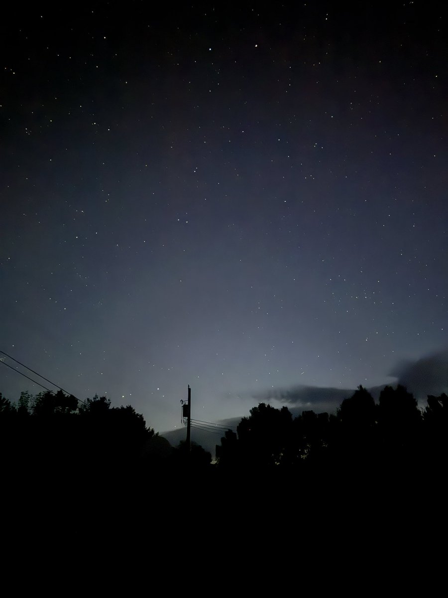 jealous497's tweet photo. Went Aurora chasing but ended up stargazing https://t.co/FnkocwB4Cx