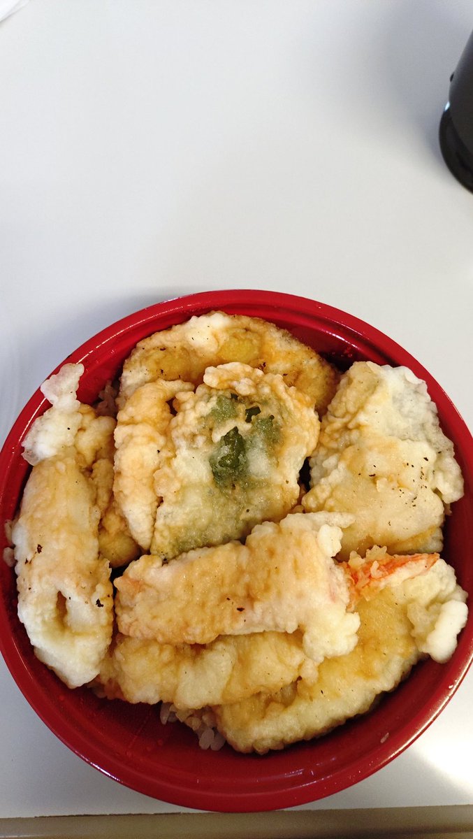 0318erina's tweet photo. 今、お昼休憩中。
マルソウしがさん3周年の海老天丼購入。
凄いボリュームでお腹がキツイ💦
（笑）
ごちそうさまでした😊
この後も仕事頑張るぞ! https://t.co/D8y0PppY3y