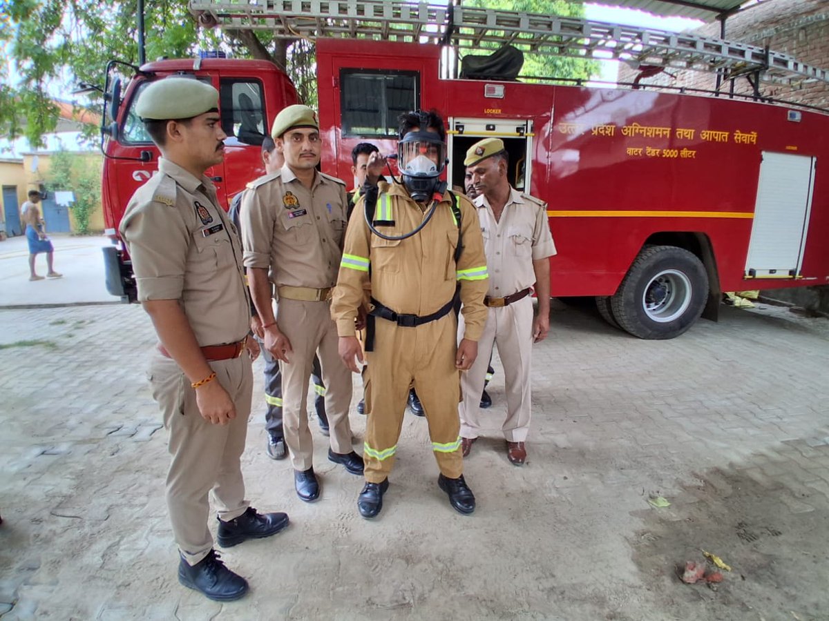 budaunfire's tweet photo. महानिदेशक FSHQ लखनऊ महोदय के आदेशानुसार तथा CFO बदायूं महोदय के निर्देशन में मुख्यालय द्वारा निर्धारितकार्यक्रम के अनुसार अग्निशमन केंद्रो पर साप्ताहिकड्रिल का आयोजन कर B.A. सैट, रेस्क्यू उपकरणों के संचालन रखरखाव एवं प्रयोगविधि का प्रशिक्षण दिया गया। https://t.co/DTrLkMy9XA