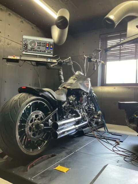 ypv_jp's tweet photo. #パインバレー名古屋 のメカニック濱口です🛠️

本日はRS472カムをインストールしたFXBRのチューニングです。

マフラーはJekill&Hydeのフルエキです！
結果は110psオーバー！トルクは3UPしました！

グラフの形も非常に綺麗で乗り味よく、三拍子のアイドリングもバッチリ仕上がりました。

試乗と最終チェックを入念に行なってご納車となります！

パインバレー名古屋の整備記録はこちらから👇 
https://t.co/Q0h0qFeX6d

#ハーレーダビッドソン 
#FXBR 
#ジキルアンドハイド 
#チューニング