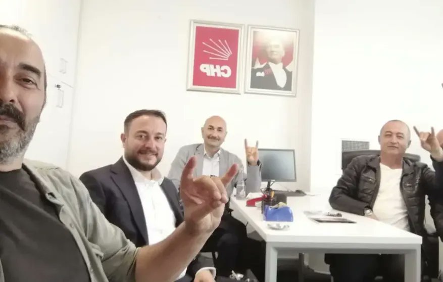 solhaberportalY's tweet photo. CHP Genel Merkezi'nde 'bozkurtlu' görüntü vermişlerdi: 7 TİP'linin katillerinden Haluk Kırcı'yla fotoğrafı çıktı
https://t.co/MGm0igN35c https://t.co/CeHA1QXihf