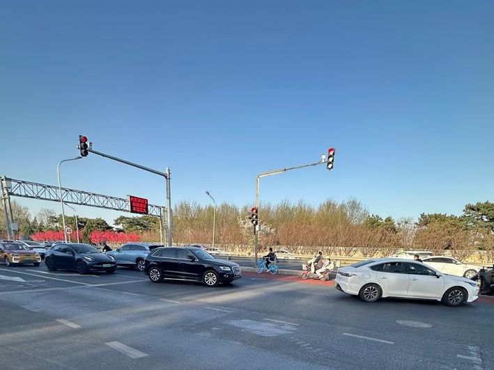 touch_beijing's tweet photo. 19 #intersections in Beijing’s Haidian District have adopted #AI smart traffic signals. Supported by AI large models and 3D technology, the system dynamically optimizes green-light timing. Data shows a 21% increase in average vehicle speed and a 19% drop in #congestion. https://t.co/hsksnHKTja