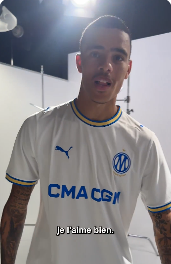 lasource13013's tweet photo. Mason Greenwood kiffe le nouveau maillot de l'OM. 🔵⚪️ https://t.co/iPFhbLCIj7