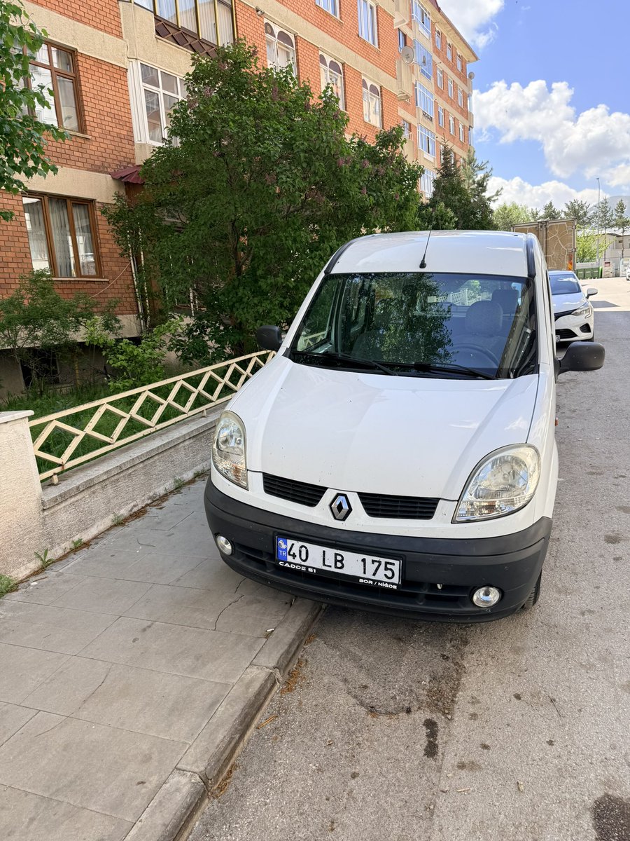 ibugrabozoglu's tweet photo. Terminal caddesi miraç evler önünde apartmanımızın kaldırım seviyesi asfalta yakın olduğunu için sürekli araçlar kaldırıma parketmektedirler sizden araçların kaldırıma çıkmaması için engel koymanızı rica ediyoruz apartman sakinleri olarak @yakutiyebld @drmahmutucar https://t.co/qgmffjbbXh