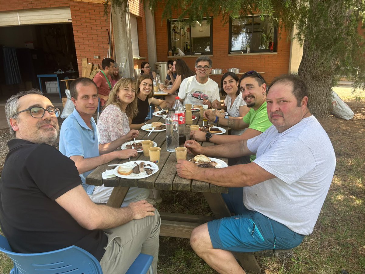 easolsones's tweet photo. 🔚🧑🏻‍🎓👩🏼‍🏫 Alumnat i equip docent hem pogut intercanviar els moments viscuts durant el curs tot rient i dinant plegats a la zona d’esbarjo de l’Escola. Una ocasió ideal per acabar de teixir complicitats i acomiadar-nos del curs 2025-26 com cal!

#VidaEASolsonès https://t.co/hRcr2oBw9O
