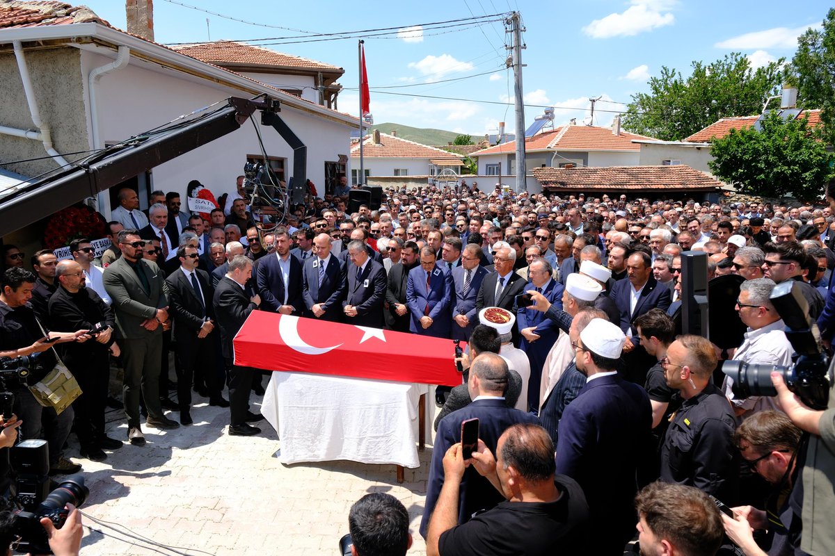 Mustafa_Destici's tweet photo. Öncelikle #HayırlıCumalar diliyorum. Kıymetli ağabeyim Halil Nural Destici’yi dualarla ebediyete uğurladık.

Bu acılı günümüzde bizleri yalnız bırakmayan, cenazemize iştirak eden, telefonla arayan, mesajlarıyla ve dualarıyla yanımızda olan başta sayın Cumhurbaşkanımız Recep Tayyip Erdoğan olmak üzere, siyasi parti genel başkanı ve yöneticilerine, bakanlarımıza, Eskişehir Valimize, il emniyet müdürümüze, polis meslektaşlarına, Eskişehir Büyükşehir belediye başkanımıza, Sivas ve diğer belediye başkanlarımıza, muhterem hocalarımıza, STK temsilcilerimize, kıymetli dava arkadaşlarıma, değerli hemşerilerime, özellikle cenazeye katılan herkese gönülden teşekkür ediyorum.

Rabbim merhum ağabeyime rahmetiyle muamele eylesin. Mekânı cennet, makamı âli olsun.

Allah hepinizden razı olsun.