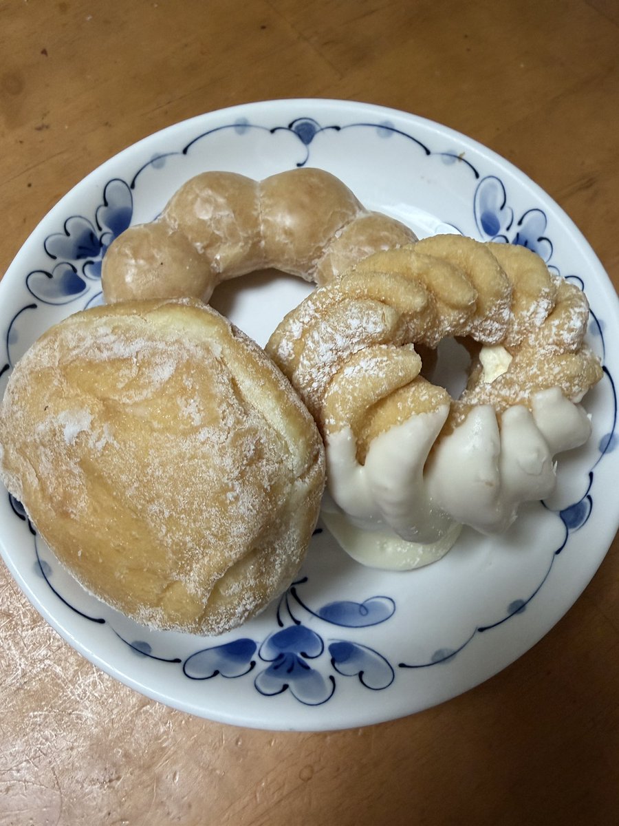 hamopon's tweet photo. 今日のおやつはミスド。3つは食べれへんし、明日たべよ。
#ミスド https://t.co/3D9OC33Zss