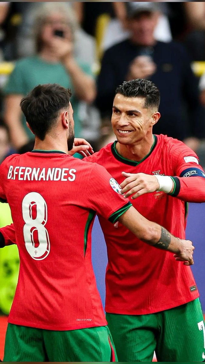 ini_blacko's tweet photo. If Portugal win the World Cup, who should win the Ballon d'Or?

Cristiano Ronaldo 👀
Bruno Fernandes 🪄 https://t.co/MlDb0B76CG