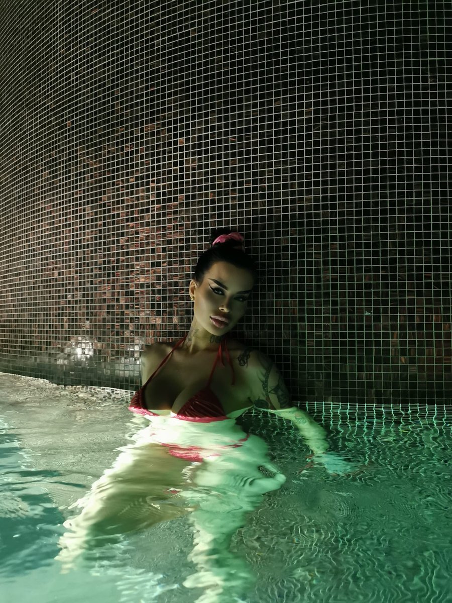 FetischBarbie's tweet photo. Your luxury goddess https://t.co/2RU1Ic19dB