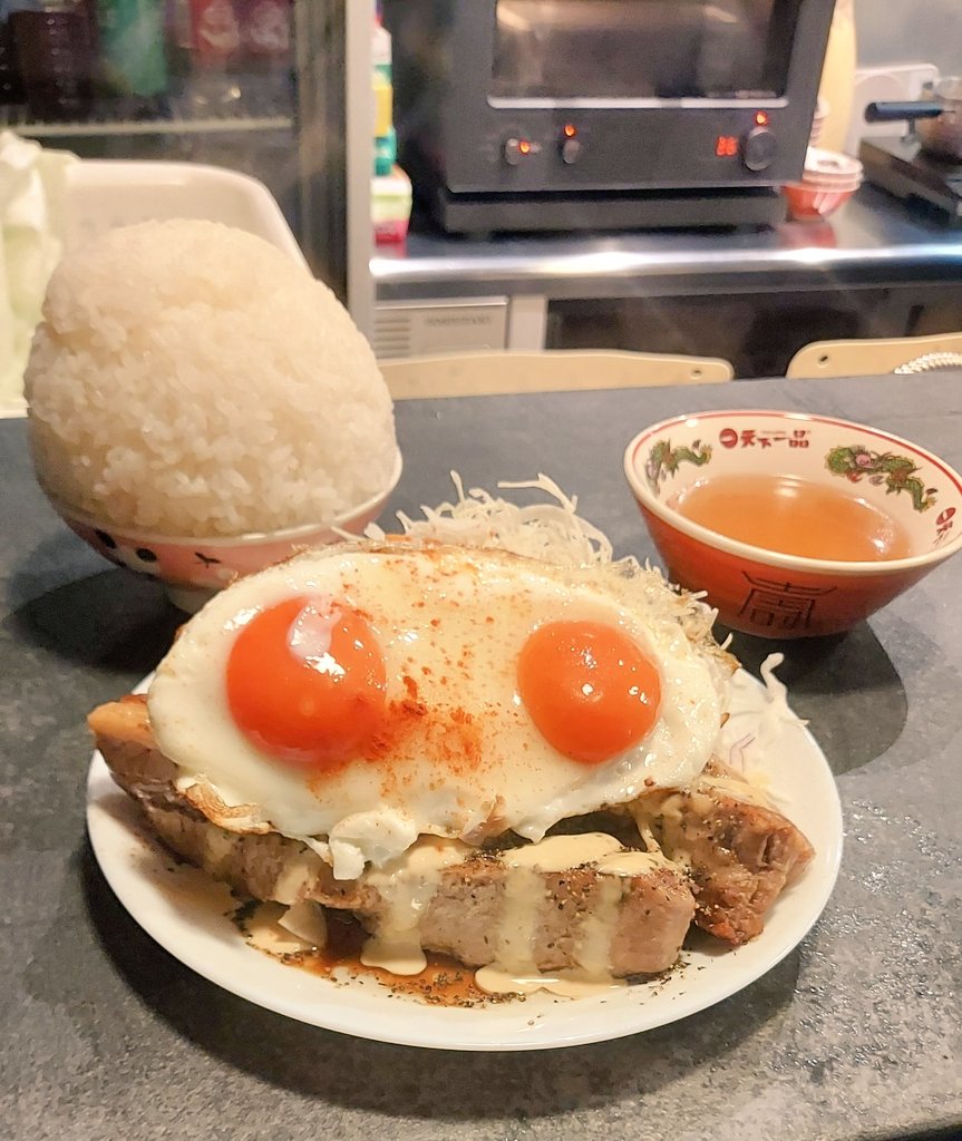 smileheroQ's tweet photo. 午前中にちょこっと時間が出来たので、ずっと行きたかったお店『ミートくんの間借り食堂』さんへ✨✨
憧れのチャーシューエッグ定食(目玉焼き追加&amp;御飯大盛り)～！！
とろとろのチャーシューに噂に違わぬ漫画盛り御飯(ﾉｖ≦。)ﾉ
食べてる最中ずっと幸せでした❤️
ごちそうさまでした☺️☺️☺️ https://t.co/kkx8nbHPf5