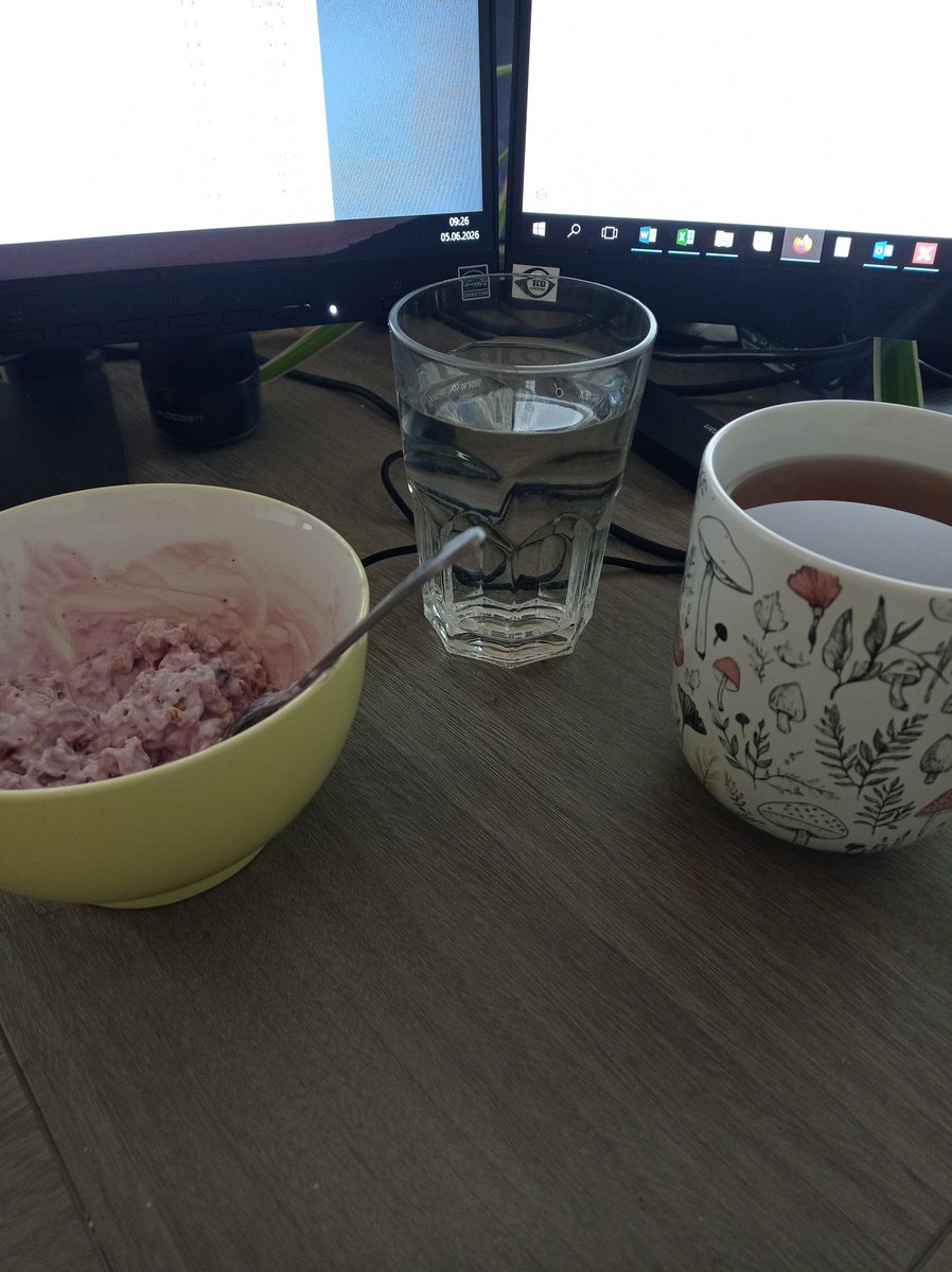 ElfiElfe's tweet photo. Zweites Frühstück.
Kaffee, Kippe und eine Handvoll Tabletten um 5.30 Uhr halten nicht lange vor.
Ach so: Trinken nicht vergessen! ☝️ https://t.co/AtMCDq43uy