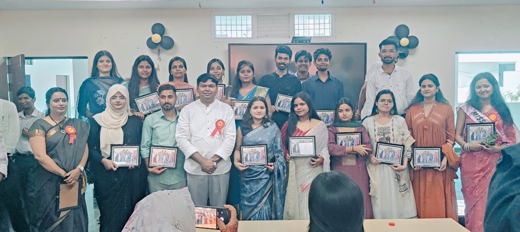Shivansh_1210's tweet photo. Best wishes to the #Batch24 (2024-26) of Sardar Patel Centre For National Integration, Dr. Rammanohar Lohia Avadh University Ayodhya.
It has been a privilege to witness your growth, learning, and achievements over the years.Farewell and best wishes for the journey ahead.#SPCNI https://t.co/Wq6ZL9Gt4Y