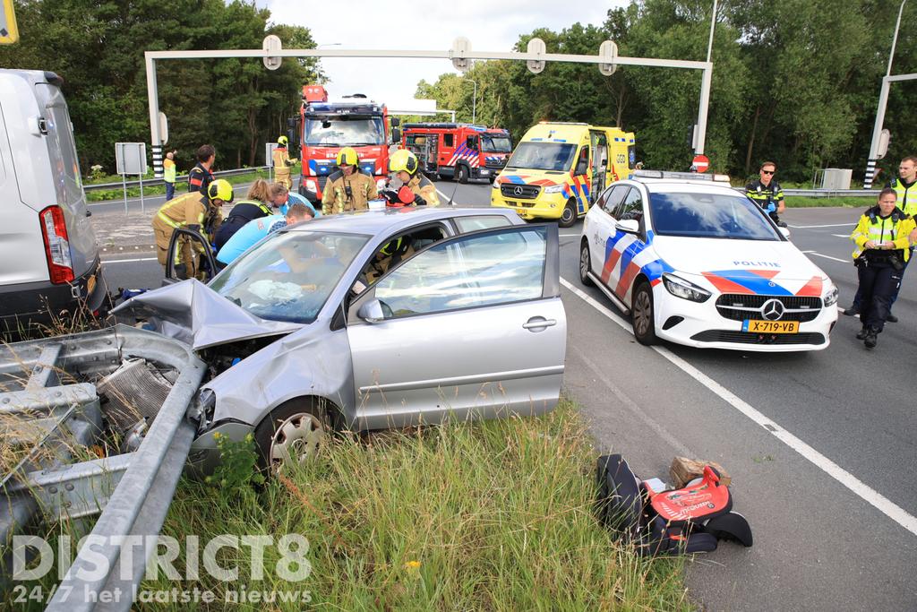 RedactieD8's tweet photo. Bij een botsing tussen een personenauto en een busje op het #Kruithuisplein / #N470 in #Delft zijn meerdere mensen gewond geraakt. Vier ambulances kwamen met spoed ter plaatse. De brandweer werd ingezet om de voertuigen veilig te stellen. De personenauto belandde in de vangrail. Beide voertuigen liepen flinke schade op.
