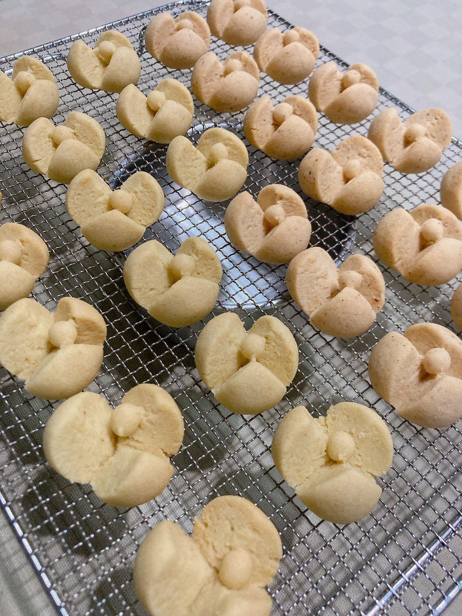 EkJiHomemade's tweet photo. สวัสดีค่า วันนี้มีเมนูใหม่จากสัมปันนี ณ โคราชค่ะ 🥳🥳🥳

ขนมกลีบลำดวน รสถั่วอัลมอนด์และถั่วลันเตาค่ะ สามารถสั่งแบบคละรสได้นะคะ
✨ 12 ชิ้น 120 บาท
ค่าส่ง 50 บาท (พื้นที่ห่างไกล +50)

(จุดๆในขนม คือถั่วบดค่ะ) https://t.co/OlYdhPmgUt