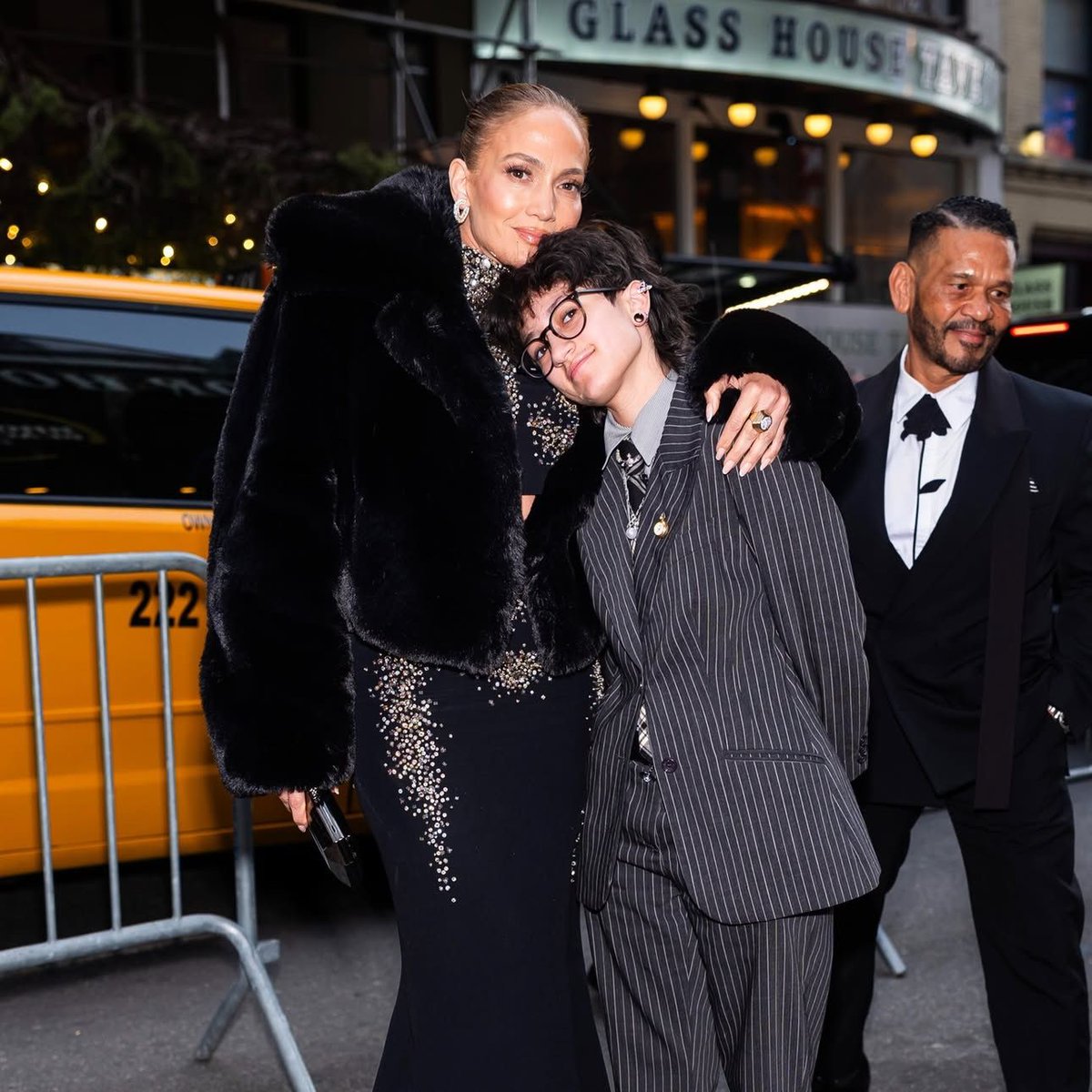 populicc's tweet photo. Jennifer Lopez, ikizleri Emme ve Max'in başvurdukları beş üniversitenin tamamından kabul aldığını ve her birinden burs kazandıklarını açıkladı. https://t.co/G4ORxMrmLj