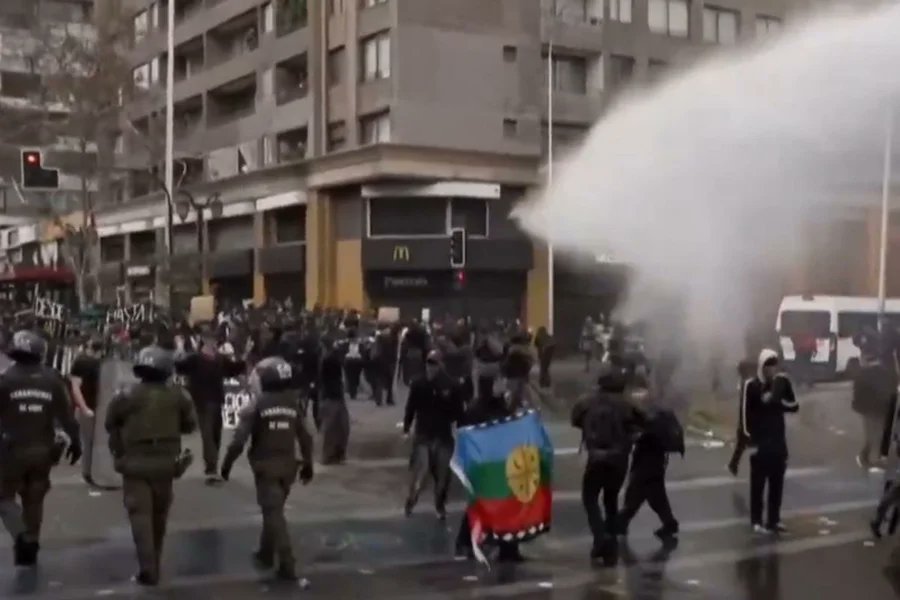 Gustavramski_'s tweet photo. Manifestantes foram às ruas do Chile depois q presidente  Antônio Kast cortou 3% da educação, proibiu faculdade pública pra pessoas acima d 30 anos e aumentou a gasolina em 60%!
Onde a extrema direita chega é só destruição e retrocesso https://t.co/96sZpQbjRy
