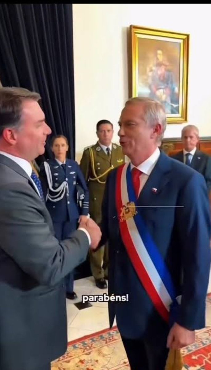 Gustavramski_'s tweet photo. Manifestantes foram às ruas do Chile depois q presidente  Antônio Kast cortou 3% da educação, proibiu faculdade pública pra pessoas acima d 30 anos e aumentou a gasolina em 60%!
Onde a extrema direita chega é só destruição e retrocesso https://t.co/96sZpQbjRy