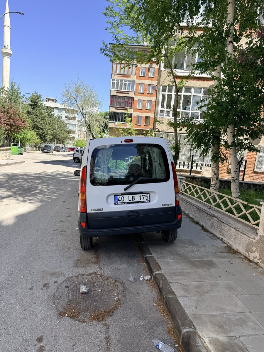 ibugrabozoglu's tweet photo. Terminal caddesi Aladağ sokak miraç evler önünde dünden beri yaya kaldırımı üzerine çeken araca gerekli işlem yapılmasını talep etmekteyim @ErzurumValiligi @EmniyetErzurum @TC_icisleri https://t.co/NyPsm65KCM