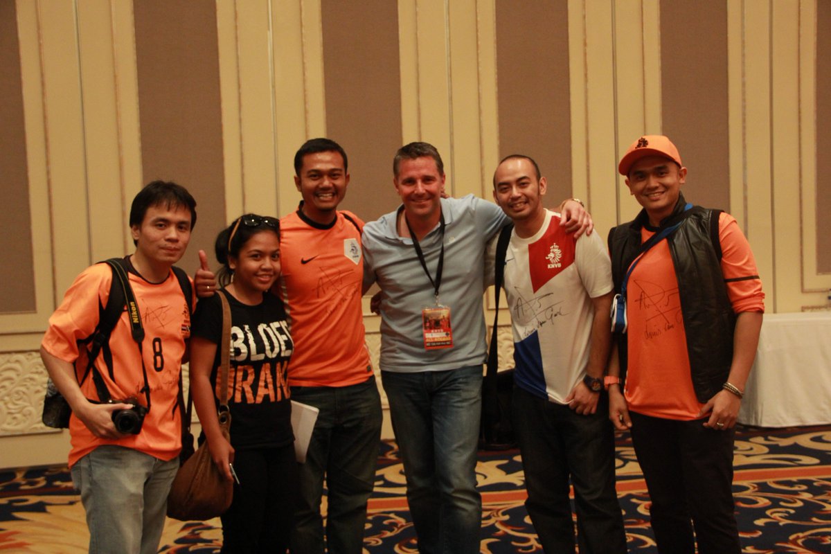 OranjeINDO's tweet photo. 5 June 2013. Tanggal yang bersejarah untuk kami sebagai fans @OnsOranje di Indonesia : @OnsOranje tiba di Jakarta! 🇳🇱🛬

Dan kami hadir menyambut mereka di bandara Halim Perdanakusuma saat itu. Suatu momen yang sangat membahagiakan & membanggakan untuk kami, bisa melihat & menyapa para pemain @OnsOranje & Coach Louis van Gaal secara langsung 🧡🙌🏻  

@OnsOranje berkunjung ke Jakarta saat itu untuk melakukan pertandingan persahabatan melawan @TimnasIndonesia dengan tajuk "Garuda vs Oranje" yang digelar di stadion GBK pada tanggal 7 Juni 2013 oleh @NineSportInc_ 🦅🤝🏻🦁

Momen apa yang kalian ingat saat @OnsOranje tiba di Jakarta di tanggal 5 Juni 2013 tersebut, Oranje fans? Apakah ada yang hadir juga bersama kami menyambut mereka di bandara waktu itu? 😉🧡

@KNVB @NLinIndonesia @ErasmusHuis @MBoele @radotvalent @BetaKopites 

#NothingLikeOranje #GarudaVsOranje #TBT #Throwback #OranjeIndonesia