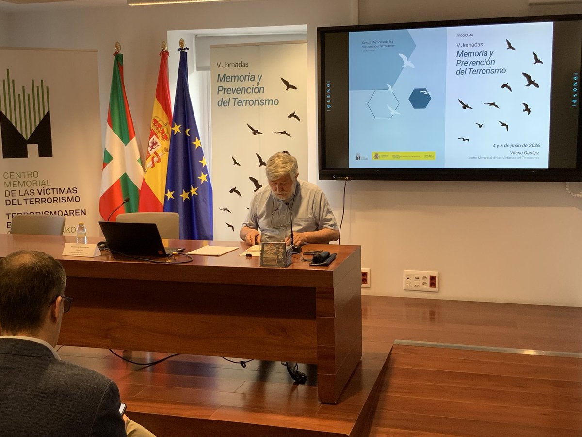 MemorialVT's tweet photo. “Las causas de la desaparición de ETA fueron la colaboración francesa, el rechazo social, la ilegalización de sus organizaciones y la acción policial y judicial

@fdomiri director @MemorialVT V Jornadas Memoria y Prevención del Terrorismo

🅾️@educaINTEF+@interiorgob+@educaciongob https://t.co/HhA4hjrXDM