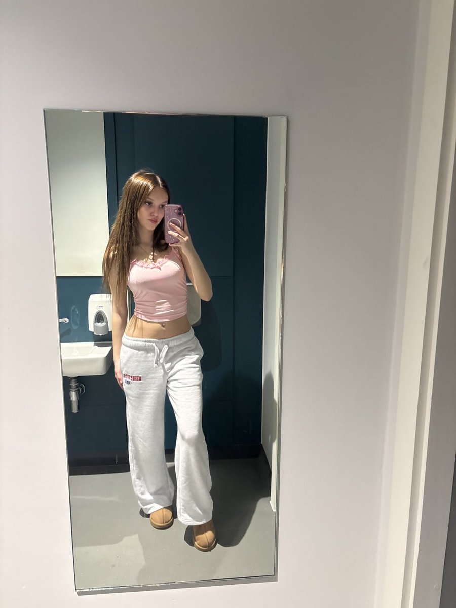 aurevyn11's tweet photo. need someone's hands round my waist https://t.co/ZGwcNIdOeT