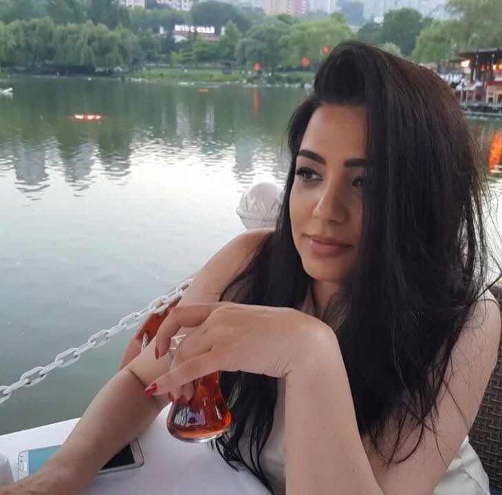 LailaSolidstone's tweet photo. Yalnızlıklarını suskunluklarıyla saran insanlar vardır

ama onlar, onlar susmamış, susturulmuşlardır..!

Onlar yalnızlığı seçmemiş, yalnız bırakılmışlardır..! 

Çünkü onlar bir güvenmiş, iki güvenmiş, üç güvenmiş, 

güvendikçe, güvendiklerinden hep darbe yemişlerdir… 

Ve onlar dik durmaya çalıştıkça güvendikleri eğilmiştir… 

İşte o yalnızlar, işte o suskunlar, bu yüzden yenilmiştir..! 

Ve onlar bu yüzden hem yalnızlığa 

hem de suskunluğa sarılmışlardır… 

Ve onlar bu yüzden, herkesten vazgeçmiş

Ve onlar bu yüzden her şeye darılmışlardır… 💔🥀
#günaysın 
#sorıdexer
#rojbaş