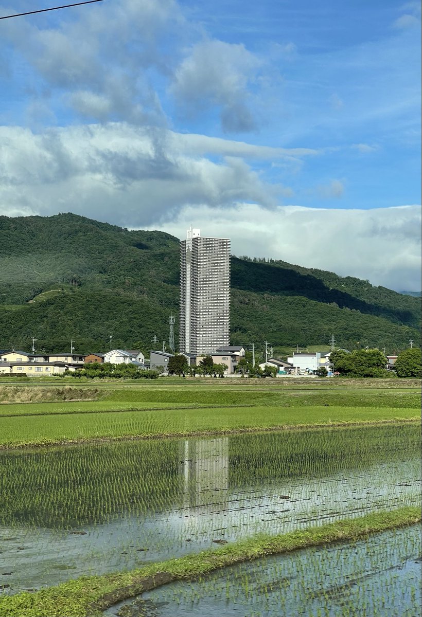 manabooster's tweet photo. 例の（ごく一部で）有名なマンソン撮れた。

#スカイタワー41 
#山形新幹線 https://t.co/XApbXoZT65