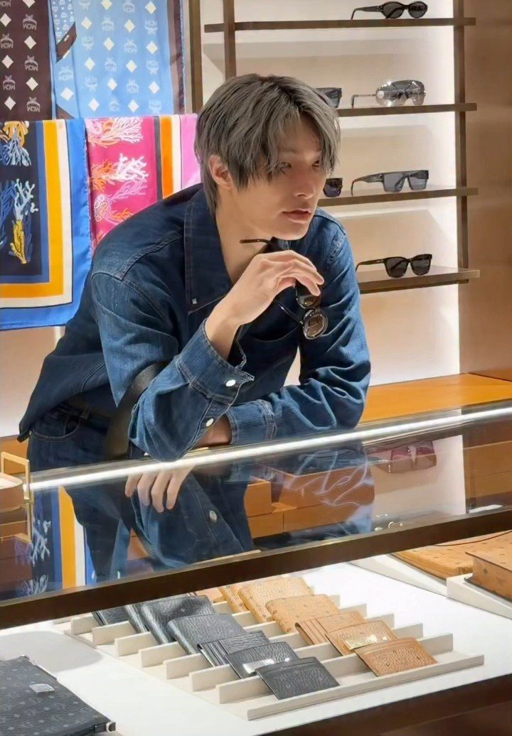 ATEEZUD's tweet photo. [📷] MINGI at the MCM Anniversary Pop-up at Paragon in Singapore 

#ATEEZ #에이티즈 #MINGI @ATEEZofficial https://t.co/kjb5GzXaaO
