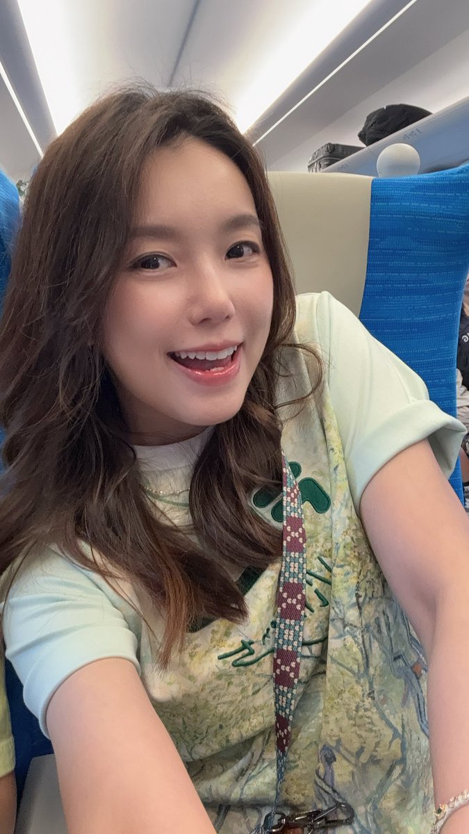 leung_cathy's tweet photo. 京都へ向かう途中〜🚄✨
今夜は、初めてJAPAN PROに参戦する香港の友人の壮行会🍻🎯
#JAPANPRO
#ダーツ
#京都
#TeamTarget
#プロダーツ https://t.co/ZBhhWZTrt6