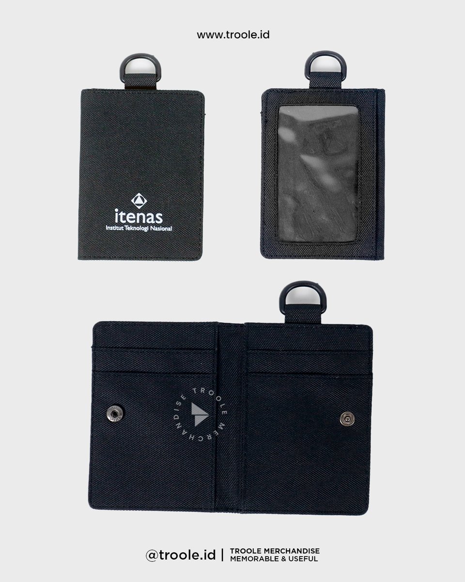 TrooleId's tweet photo. Definisi hitam elegan gak pernah gagal. Exclusive Gift Set pesanan ITENAS ini beneran kelihatan mewah banget, dari hardbox sampai isinya serba premium. ✨

Mau upgrade souvenir acaramu juga? Hubungi Troole sebagai strategic partner-mu. Pasti untung pakai Troole! 😉 https://t.co/VcPT0o6F26