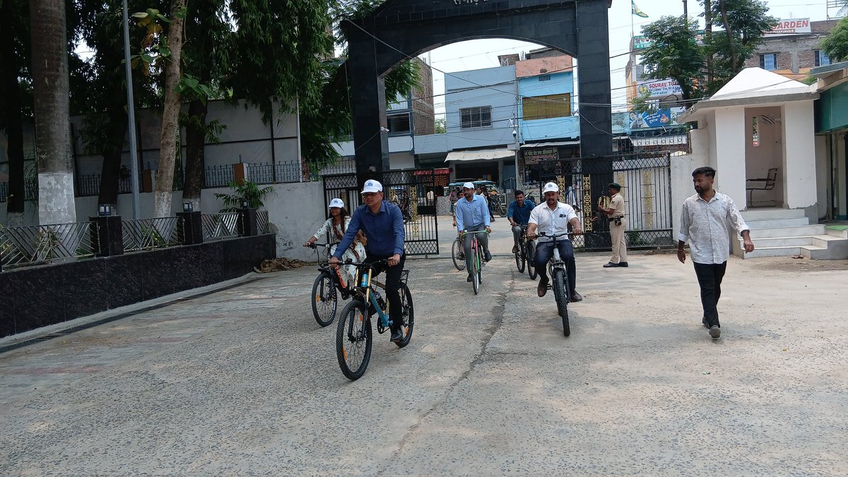 KhagariaDm's tweet photo. #NoVehicleDay के अवसर पर डीएम श्री नवीन कुमार, एसडीओ श्री धनंजय कुमार सहित अन्य पदाधिकारी साइकिल से कार्यालय पहुंचे। समाहरणालय कर्मियों ने भी निजी वाहनों का उपयोग नहीं किया। ईंधन बचत, पर्यावरण संरक्षण एवं स्वस्थ जीवनशैली के लिए आमजन से साइकिल, पैदल एवं सार्वजनिक परिवहन https://t.co/KXARoaNDnH