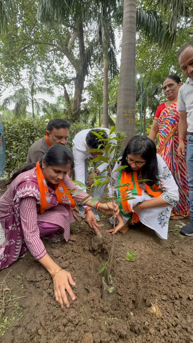 SwatiJaiHind's tweet photo. आज विश्व पर्यावरण दिवस के अवसर पर माननीय प्रधानमंत्री श्री @narendramodi जी द्वारा शुरू किए गए “एक पेड़ माँ के नाम” अभियान के अंतर्गत भाजपा के साथी कार्यकर्ताओं के साथ वृक्षारोपण में भाग लिया।
मैं सभी देशवासियों से अपील करती हूँ कि आप भी एक पेड़ अवश्य लगाएँ और उसकी देखभाल का संकल्प लें।
पर्यावरण की रक्षा केवल जिम्मेदारी नहीं, आने वाली पीढ़ियों के प्रति हमारा कर्तव्य है।