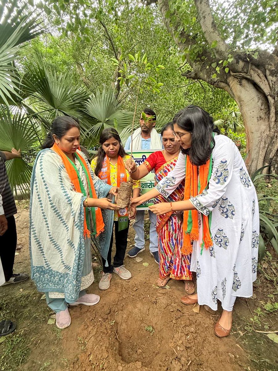 SwatiJaiHind's tweet photo. आज विश्व पर्यावरण दिवस के अवसर पर माननीय प्रधानमंत्री श्री @narendramodi जी द्वारा शुरू किए गए “एक पेड़ माँ के नाम” अभियान के अंतर्गत भाजपा के साथी कार्यकर्ताओं के साथ वृक्षारोपण में भाग लिया।
मैं सभी देशवासियों से अपील करती हूँ कि आप भी एक पेड़ अवश्य लगाएँ और उसकी देखभाल का संकल्प लें।
पर्यावरण की रक्षा केवल जिम्मेदारी नहीं, आने वाली पीढ़ियों के प्रति हमारा कर्तव्य है।