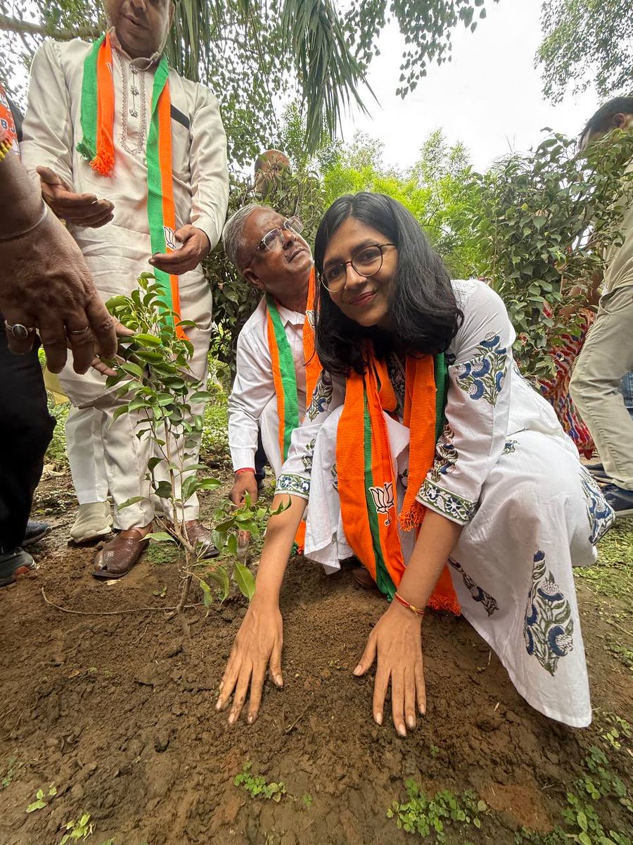 SwatiJaiHind's tweet photo. आज विश्व पर्यावरण दिवस के अवसर पर माननीय प्रधानमंत्री श्री @narendramodi जी द्वारा शुरू किए गए “एक पेड़ माँ के नाम” अभियान के अंतर्गत भाजपा के साथी कार्यकर्ताओं के साथ वृक्षारोपण में भाग लिया।
मैं सभी देशवासियों से अपील करती हूँ कि आप भी एक पेड़ अवश्य लगाएँ और उसकी देखभाल का संकल्प लें।
पर्यावरण की रक्षा केवल जिम्मेदारी नहीं, आने वाली पीढ़ियों के प्रति हमारा कर्तव्य है।