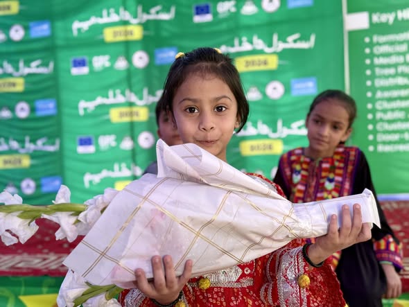 Baloch_journal's tweet photo. بلوچستان کے بچوں کے لیے روشن مستقبل ✨

حکومتِ بلوچستان نے یورپی یونین اور یونیسیف کے تعاون سے بلوچستان انرولمنٹ مہم 2026 کا آغاز کر دیا ہے۔

اس مہم کا اہم ہدف صوبے بھر میں 2 لاکھ 66 ہزار سے زائد سکول سے باہر بچوں کو دوبارہ تعلیم کے دائرے میں لانا ہے، جن میں 1 لاکھ 10 ہزار سے زیادہ بچیاں بھی شامل ہیں۔

اس کے ساتھ ساتھ صوبے میں ہزاروں غیر فعال سکولوں کو دوبارہ کھولا جا رہا ہے اور نئے اساتذہ کی بھرتی بھی کی جا رہی ہے۔

تعلیم ہمارے لوگوں کے لیے ترقی کی مضبوط ترین بنیاد ہے۔ جب ہماری بیٹیاں اور بیٹے علم حاصل کرتے ہیں تو پوری کمیونٹیز ترقی کرتی ہیں۔ یہ مہم بلوچستان کی ثابت قدمی، عزم اور ترقی کے جذبے کی عکاس ہے، جو ہماری ثقافت اور ورثے کا تحفظ کرتے ہوئے ایک بہتر مستقبل کی تعمیر کر رہی ہے۔

حقیقی تبدیلی سرخیوں سے نہیں، کتابوں سے شروع ہوتی ہے۔

آپ نے حال ہی میں اپنی کمیونٹی میں کون سی مثبت تبدیلی دیکھی ہے؟ اپنی رائے نیچے ضرور شیئر کریں۔ 👇

#بلوچستان #تعلیم_سب_کے_لیے #Balochistan #EducationForAll