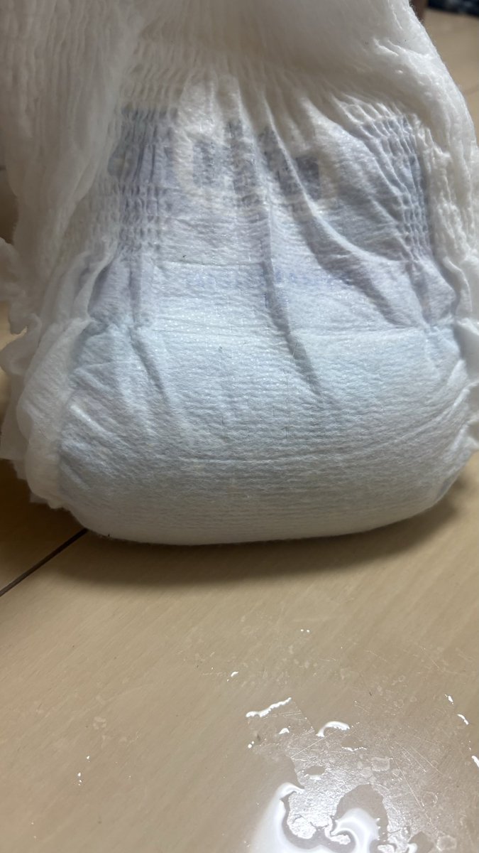 addpomt's tweet photo. 学校でずっと我慢してて家着いたらもらしちゃった😅おしっこの量が多かったみたいで横漏れもしちゃった😭　#おむつ　#おむつ男子　#ABDL https://t.co/hQ4KSRynfV