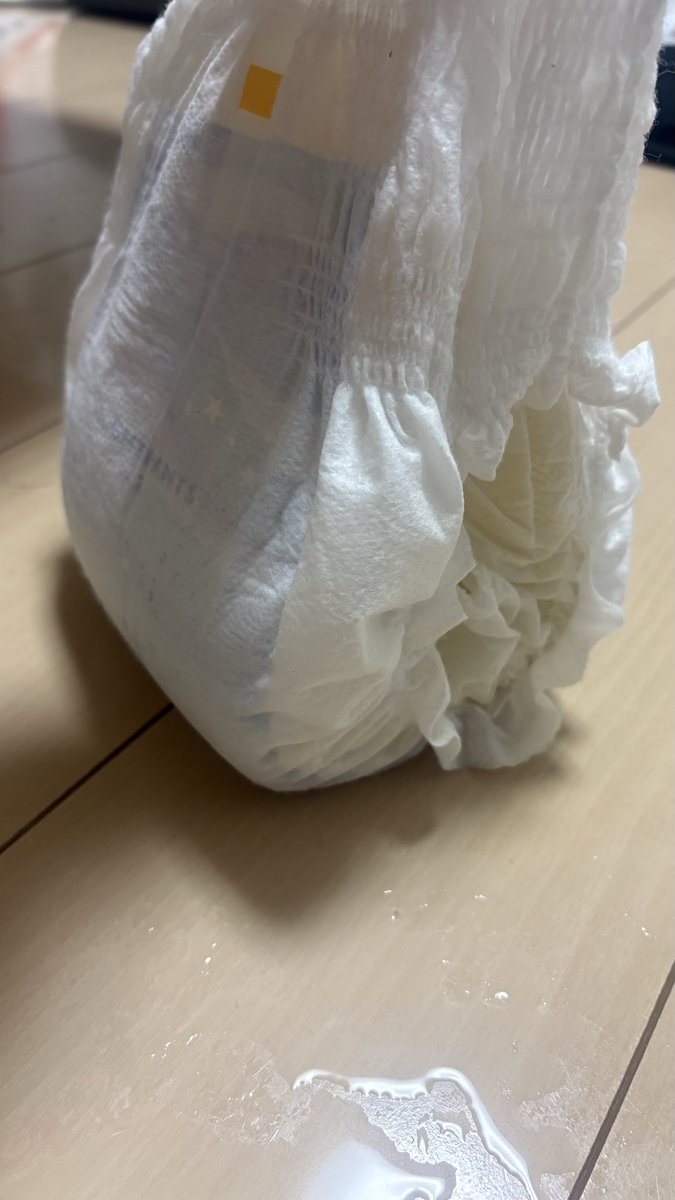 addpomt's tweet photo. 学校でずっと我慢してて家着いたらもらしちゃった😅おしっこの量が多かったみたいで横漏れもしちゃった😭　#おむつ　#おむつ男子　#ABDL https://t.co/hQ4KSRynfV