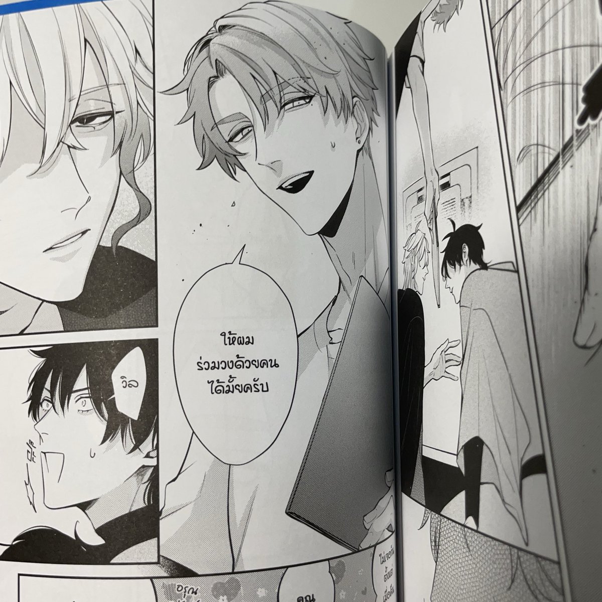 Lenibebo3's tweet photo. (14) ลำนำรัก เงือก เจ้าชาย และปีศาจจอมโกหก เล่ม 2

กลับมาที่ศึกชิงเงือกกันต่อคับ เล่มนี้น้องเงือกขึ้นมาหาเจ้าชายแล้ว แต่ไม่วายต้องมีตัวติดสอยห้อยมาด้วย Love-hate relationship มากก อยากหนีเขาแต่ก็ต้องมาพึ่งพลังเขา เพราะพี่อสูรเป็นคนเดียวที่ทำให้น้องมีขาและขึ้นมาบนบกได้ แถมพลังไม่ฟรีด้วยนะต้องเอาตัวเข้าแลก บอกเลยน้องเงือกรอวันเอาคืนพี่แกอย่างสาสมอยู่คับ เล่มนี้จะเห็นความสัมพันธ์และความรู้สึกของตลคชัดเจนมากขึ้น ยิ่งอ่านคือ สรุปน้องเงือกแค่อยากมีเพื่อนเล่นด้วยเฉยๆ แต่ประเด็นสองคนนั้นเขาไม่ได้อยากเป็นแค่เพื่อนน่ะสิ😞

คะแนน(⭐️): 5/5 สนุกอีกละ คือพล็อตปรับให้เข้ากับยุคปัจจุบันมาก ลืมฉบับนิทานปรัมปราไปได้เลย เล่ม 3 มาได้เลยคับ🤩