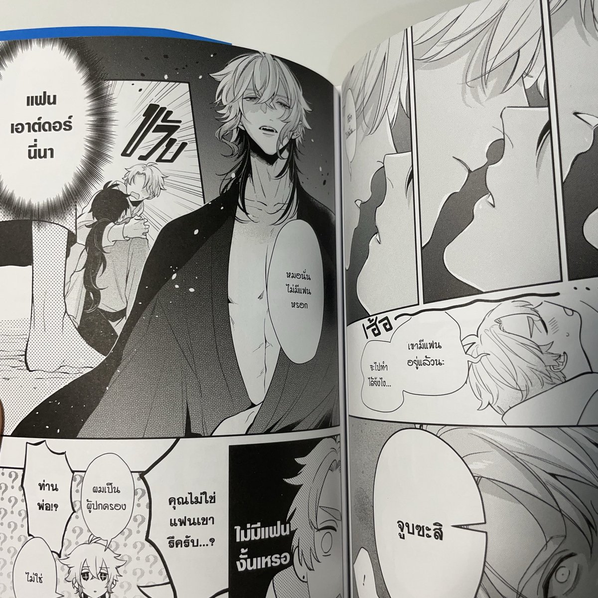 Lenibebo3's tweet photo. (14) ลำนำรัก เงือก เจ้าชาย และปีศาจจอมโกหก เล่ม 2

กลับมาที่ศึกชิงเงือกกันต่อคับ เล่มนี้น้องเงือกขึ้นมาหาเจ้าชายแล้ว แต่ไม่วายต้องมีตัวติดสอยห้อยมาด้วย Love-hate relationship มากก อยากหนีเขาแต่ก็ต้องมาพึ่งพลังเขา เพราะพี่อสูรเป็นคนเดียวที่ทำให้น้องมีขาและขึ้นมาบนบกได้ แถมพลังไม่ฟรีด้วยนะต้องเอาตัวเข้าแลก บอกเลยน้องเงือกรอวันเอาคืนพี่แกอย่างสาสมอยู่คับ เล่มนี้จะเห็นความสัมพันธ์และความรู้สึกของตลคชัดเจนมากขึ้น ยิ่งอ่านคือ สรุปน้องเงือกแค่อยากมีเพื่อนเล่นด้วยเฉยๆ แต่ประเด็นสองคนนั้นเขาไม่ได้อยากเป็นแค่เพื่อนน่ะสิ😞

คะแนน(⭐️): 5/5 สนุกอีกละ คือพล็อตปรับให้เข้ากับยุคปัจจุบันมาก ลืมฉบับนิทานปรัมปราไปได้เลย เล่ม 3 มาได้เลยคับ🤩
